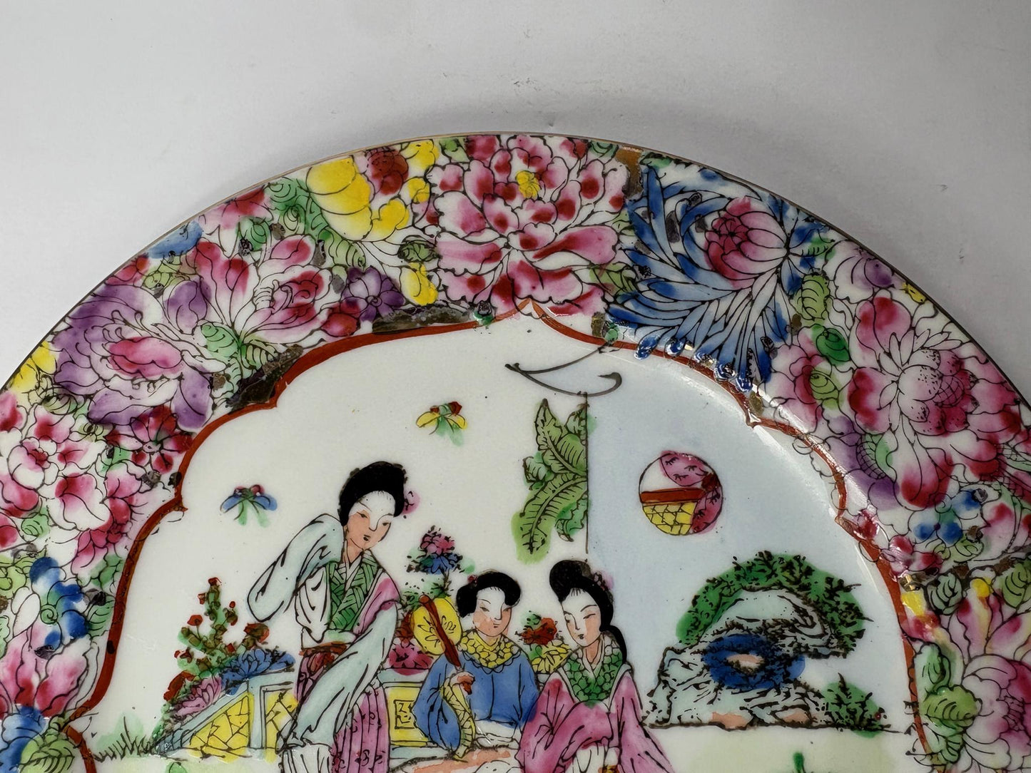 Antique Chinese Export Porcelain Plate – Famille Rose Figures & Millefleurs Border (c. 1880–1930)