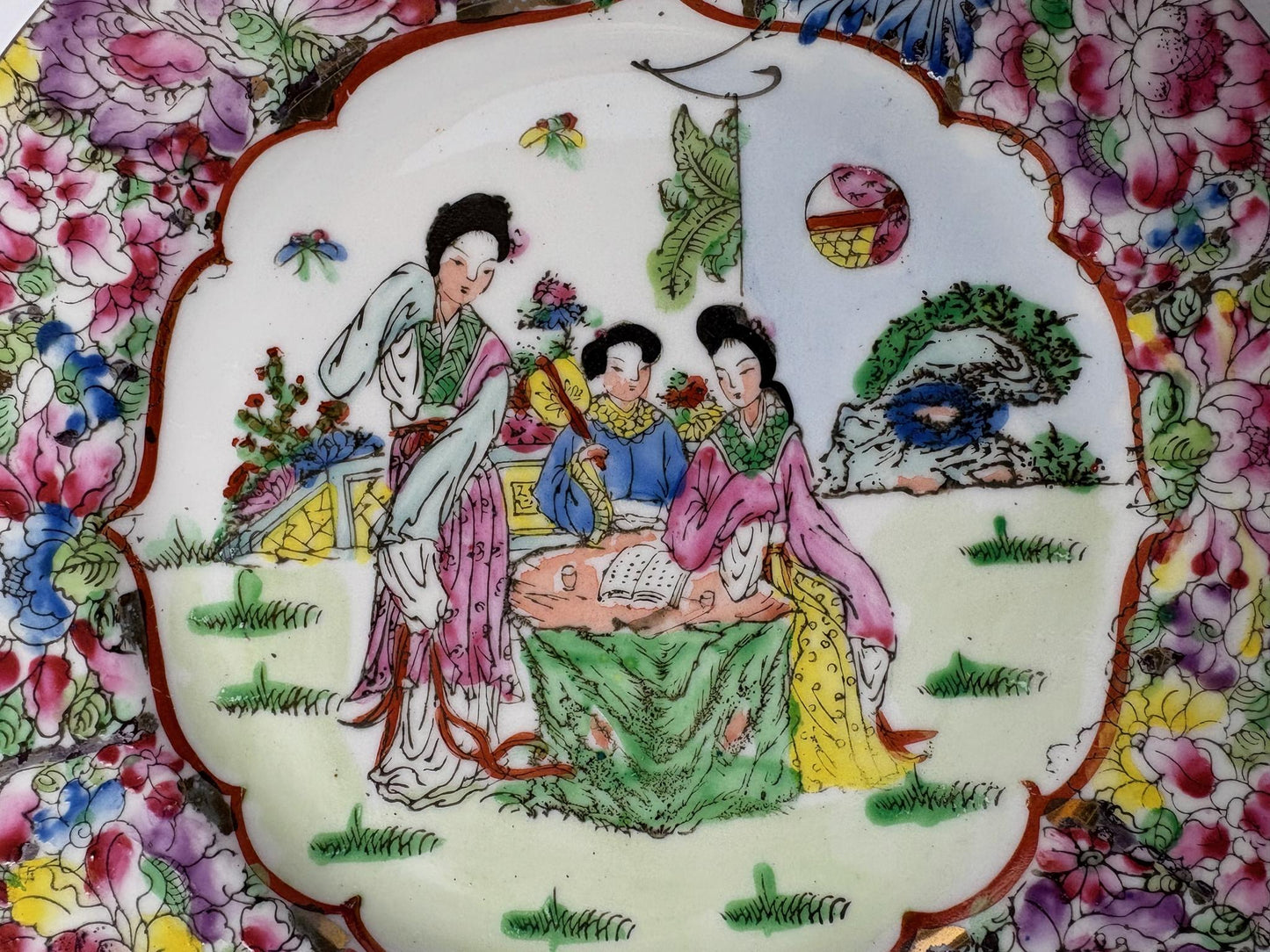 Antique Chinese Export Porcelain Plate – Famille Rose Figures & Millefleurs Border (c. 1880–1930)